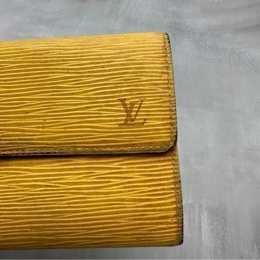 AUTHENTIC Louis Vuitton Sarah Epi leather wallet. Tassel yellow. - Picture 12 of 12